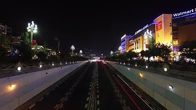 城市街道夜晚车流飞驰视频的预览图